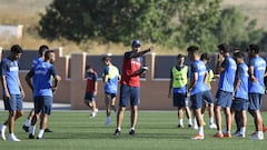 Mauricio Pellegrino da &oacute;rdenes durante un entrenamiento con el Legan&eacute;s.