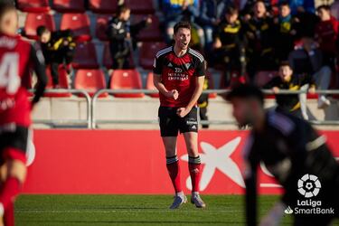 Raúl García sigue a lo suyo en el Mirandés con un nuevo doblete, para dar la victoria a los suyos ante la Ponferradina. El delantero, cedido por el Betis, anotó dos tantos de ratón de área: un remate de primeras y un cabezazo tras rechace.