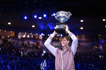 Melbourne (Australia), 28/01/2024.- Jannik Sinner of Italy lifts the Norman Brookes Challenge Cup following his win in the Men'Äôs Singles final against Daniil Medvedev of Russia on Day 15 of the Australian Open tennis tournament in Melbourne, Australia, 28 January 2024. (Tenis, Italia, Rusia) EFE/EPA/JOEL CARRETT AUSTRALIA AND NEW ZEALAND OUT
