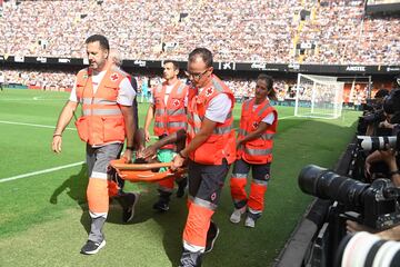 El jugador del Atlético de Madrid Thomas Lemar se va en camilla al lesionarse al apoyar la pierna en un salto. 