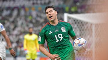 Jorge Sánchez durante un partido del Tri en la Copa del Mundo de Qatar.