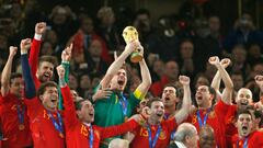 Iker Casillas levanta la Copa del Mundo, tras la victoria en la pr&oacute;rroga de Espa&ntilde;a frente a Holanda.