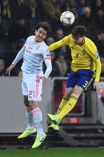 Mikel Oyarzabal con Victor Lindelof.