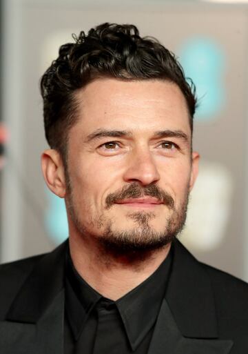 Orlando Bloom se sumó al movimiento Time's Up con traje, corbata y camisa negras.