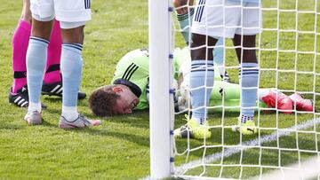 Rub&eacute;n Blanco se duele de su rodilla izquierda durante el partido contra el Huesca en El Alcoraz.