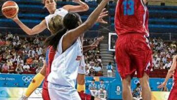 <b>SUPERIORES. </b>Valdemoro, a punto de pasarle el balón a Cindy Lima.