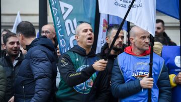 Varias personas durante una concentración de sindicatos de Policía JUPOL y CEP junto a las asociaciones de Guardia Civil JUCIL y AEGC, frente al Ministerio del Interior, a 6 de noviembre de 2023, en Madrid (España). Los sindicatos se han concentrado para reivindicar la equiparación salarial de Fuerzas y Cuerpos de Seguridad del Estado con las policías autonómicas, así como una jubilación digna y en igualdad de condiciones al resto de cuerpos policiales de España para los miembros de la Policía Nacional y la Guardia Civil. Durante la concentración también han reclamado el incremento de las dietas que perciben actualmente los agentes de ambos cuerpos en el ejercicio de sus funciones.
06 NOVIEMBRE 2023;POLICÍAS;GUARDIAS CIVILES;MINISTERIO DE INTERIOR;EQUIPARACIÓN SALARIAL;PROTESTA;JUBILACION
Gustavo Valiente / Europa Press
06/11/2023