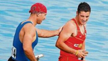 <b>BUEN TRABAJO. </b>David Cal es felicitado por el ganador de la prueba, el ruso Maxim Opalev.