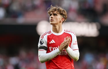 Otro niño prodigio: Dowman debutó en la segunda jornada liguera de la Premier League con 15 años en 2025, provocando un penalti y mostrando una personalidad que sorprendió a todos. En la cantera ya lo comparan con grandes centrocampistas, y su nombre empieza a sonar como el heredero de Saka en cuanto a ilusión generada.