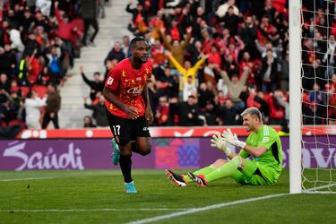 El canadiense sigue mejorando jornada a jornada. Vio portería ante el Celta y cada vez genera más peligro. Cuando calibre su puntería y le acompañe Muriqi, puede ser más decisivo.