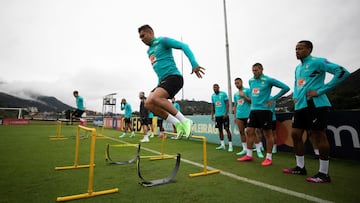 AME2368. TERES&Oacute;POLIS (BRASIL), 31/05/2021.- Fotograf&iacute;a cedida hoy por la Confederaci&oacute;n Brasile&ntilde;a de F&uacute;tbol (CBF) que muestra a Casemiro (c), junto a sus compa&ntilde;eros durante el entrenamiento del seleccionado de Bras