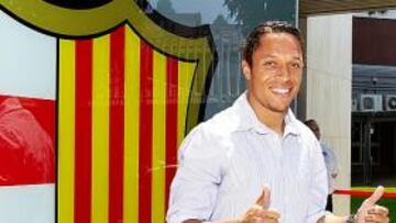 <b>SONRIENTE. </b>Adriano llegó muy feliz a las oficinas del Barcelona.