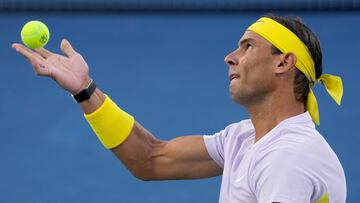 El tenista español Rafa Nadal saca durante su partido ante Borna Coric en el Masters 1.000 de Cincinnati.