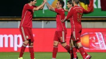 Los jugadores de la Selección festejan el gol de Alcácer.