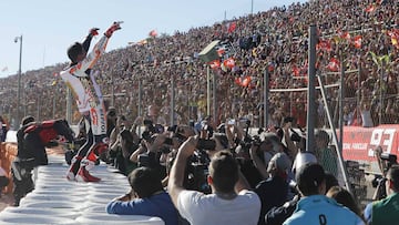 M&aacute;rquez celebrando el t&iacute;tulo de 2017 en Cheste.