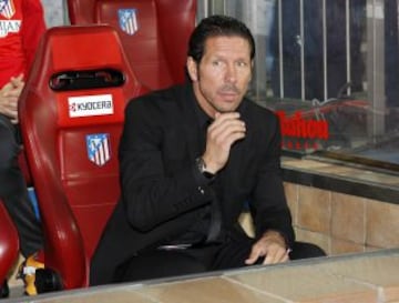 Simeone entrenador del Atlético de madrid en el banquillo