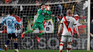 Mat&iacute;as Dituro atrapa el bal&oacute;n ante Fran Beltr&aacute;n e Isi Palaz&oacute;n durante el partido entre el Rayo y el Celta en Vallecas.