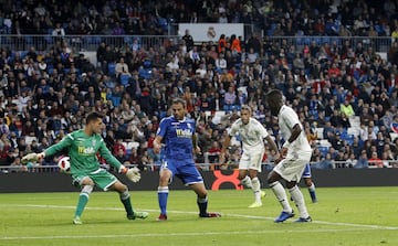 El jugador del Real Madrid Vinicius marca el 5-0 al Melilla. 