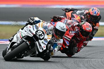 Tras un par de vueltas en las que cayeron gotas de lluvia, Marc Marquez aprovech¨® el momento de confusi¨®n en pista y remont¨® hasta la primera posici¨®n.