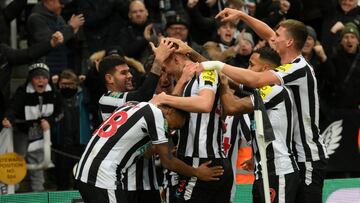 Los jugadores del Newcastle celebran el gol de Dan Burn.