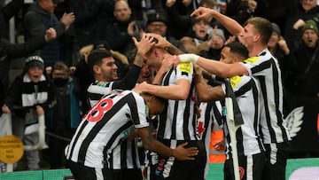 Los jugadores del Newcastle celebran el gol de Dan Burn.