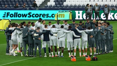 Sebastien Pocognoli da una charla a sus jugadores.