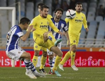 Yuri Berchiche lucha el balón con Moi Gómez.