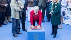 23/01/15  INAUGURACION DEL PASEO DE LA FAMA DE    M OTOCICLISMO EN JEREZ 
 HOMENAJE PLACA CONMEMORATIVA A ANGEL NIETO  MARIA JOSE GARCIA PELAYO ALCALDESA DE JEREZ 
 PUBLICADA 24/01/15 NA MA30 2COL