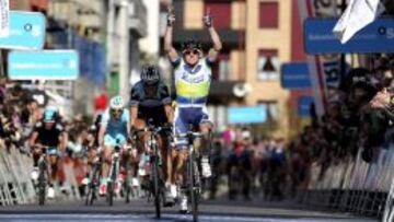 El australiano Simon Gerrans gan&oacute; el esprint de los 17 destacados en Elgoibar. EFE/Javier Etxezarreta.