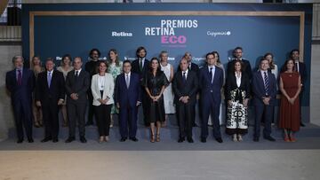 Foto de familia de los Premios Retina 2022 con la reina Letizia.