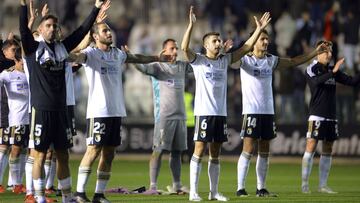 Los jugadores del Burgos celebran la victoria ante el Huesca con su afici&oacute;n.