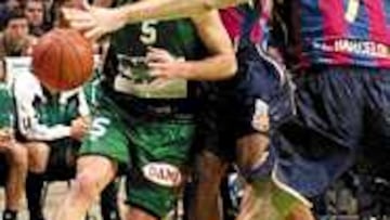 DECISIVO. Rafa Jofresa desbordó a la defensa barcelonista.