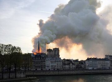 Devastador incendio de la catedral de Notre Dame, uno de los monumentos m¨¢s emblem¨¢ticos de Par¨ªs.