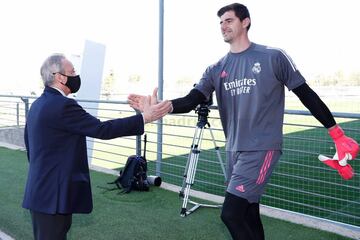 Florentino Pérez saluda a Courtois. 
 