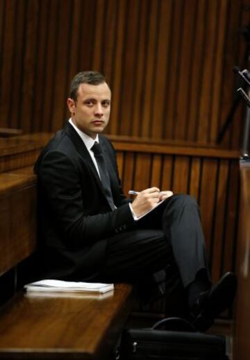 Continua el juicio al atleta sudafricano Oscar Pistorius, acusado de matar a tiros a su novia, la modelo Reeva Steenkamp.