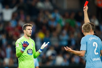 El portero Iván Villar fue expulsado con tarjeta roja directa tras hacerle un penalti a Morata.