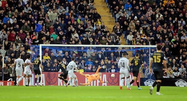 2-2. Solde remata de cabeza e Iñaki Peña no puede evitar que el segundo gol del Intercity suba al  marcador.