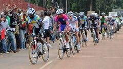 El pelot&oacute;n rueda durante la disputa del Tour de Ruanda de 2013.