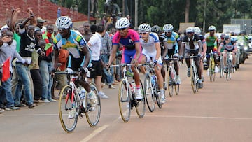 El pelotón rueda durante la disputa del Tour de Ruanda de 2013.