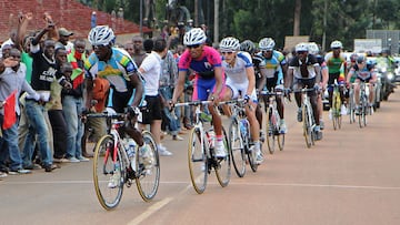 El pelot&oacute;n rueda durante la disputa del Tour de Ruanda de 2013.