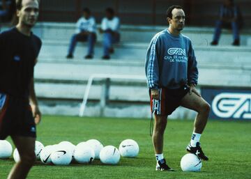 El entrenador del Everton pasó por el Osasuna en la temporada 1996/97 donde fue cesado por malos resultados tras solo 11 partidos. La temporada siguiente recaló en las filas del Club de Fútbol Extremadura.