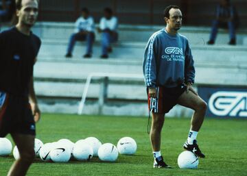 El entrenador del Everton pas車 por el Osasuna en la temporada 1996/97 donde fue cesado por malos resultados tras solo 11 partidos. La temporada siguiente recal車 en las filas del Club de F迆tbol Extremadura.