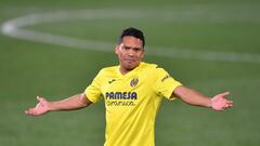 Villarreal&#039;s Colombian forward Carlos Bacca gestures during the Spanish league football match between Villarreal CF and Club Atletico de Madrid at La Ceramica stadium in Vila-real on February 28, 2021. (Photo by JOSE JORDAN / AFP)