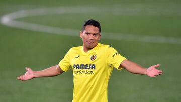 Villarreal&#039;s Colombian forward Carlos Bacca gestures during the Spanish league football match between Villarreal CF and Club Atletico de Madrid at La Ceramica stadium in Vila-real on February 28, 2021. (Photo by JOSE JORDAN / AFP)