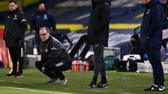 Leeds United&#039;s Argentinian head coach Marcelo Bielsa (2L) and Crystal Palace&#039;s English manager Roy Hodgson (R) watches his players from the touchline during the English Premier League football match between Leeds United and Crystal Palace at Ell