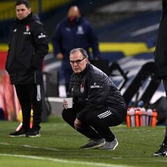 Bielsa gana y marca el ritmo de la zona media en la Premier