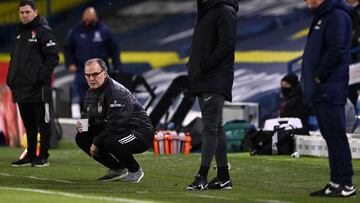 Leeds United&#039;s Argentinian head coach Marcelo Bielsa (2L) and Crystal Palace&#039;s English manager Roy Hodgson (R) watches his players from the touchline during the English Premier League football match between Leeds United and Crystal Palace at Ell