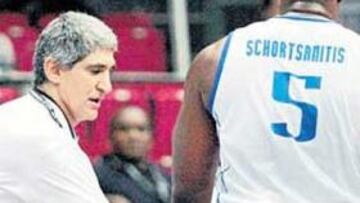 <b>RESERVA DE PESO. </b>Giannakis consuela a Schortsianitis (21 años), de madre camerunesa y padre griego.