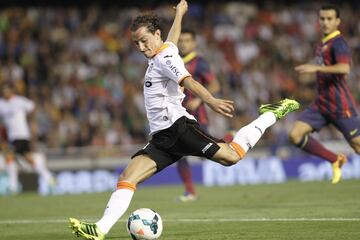 7 partidos con el Betis y 48 con el Valencia. Es su primera temporada con el Betis. Con el Valencia jugó dos temporadas y marcó un gol en competición oficial.