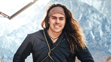 Foto de perfil de Mr. Adventure, frente a unas monta?as nevadas y sonriendo.